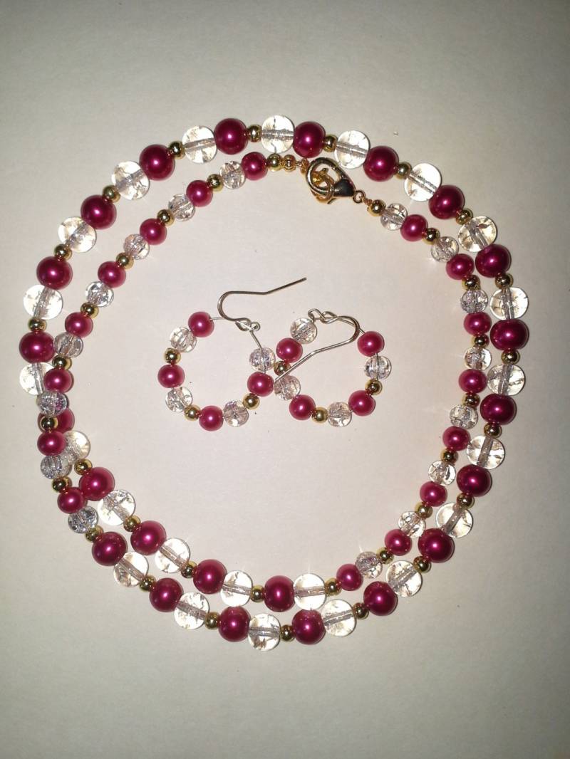 Wunderschöne Fuschia Rosa Perlen Halskette Mit Passenden Ohrringen - # 247 Wunderschöne Fuschia Rosa Perlen Halskette Mit Passenden Ohrringen - # 247 von MadeByGoldie