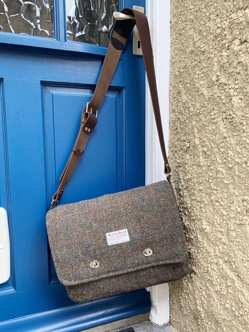Schultertasche in Harris Tweed Und Anderen Stoffen - Ipad Laptop Messenger von MadeByGrandad