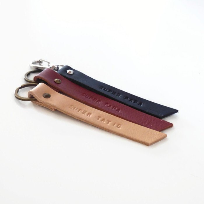 Personalisierter Schlüsselanhänger Aus Leder, Einzigartiges Handgefertigtes Geschenk Mit Dem Namen Oder Text Ihrer Wahl, Unisex-Accessoire Max. 20 Personalisierter Schlüsselanhänger Aus Leder, Einzigartiges Handgefertigtes Geschenk Mit Dem Namen Oder Text Ihrer Wahl, Unisex-Accessoire Max. 20 von MadeByMarionFrance