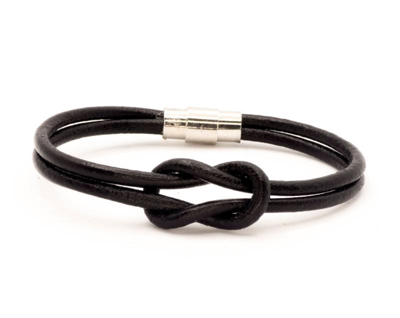 Schwarzes Lederarmband Mit Unendlichkeitsknoten Für Männer von MadeByMarionFrance
