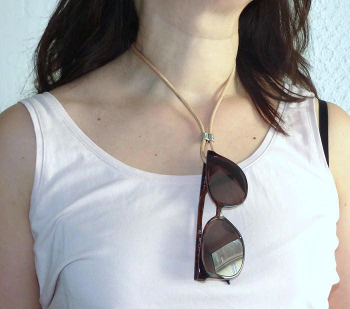 Trendige Brillenkette Aus Leder, Brillenkordel, Originelle Geschenkidee Für Unter 30 Euro Trendige Brillenkette Aus Leder, Brillenkordel, Originelle Geschenkidee Für Unter 30 Euro von MadeByMarionFrance