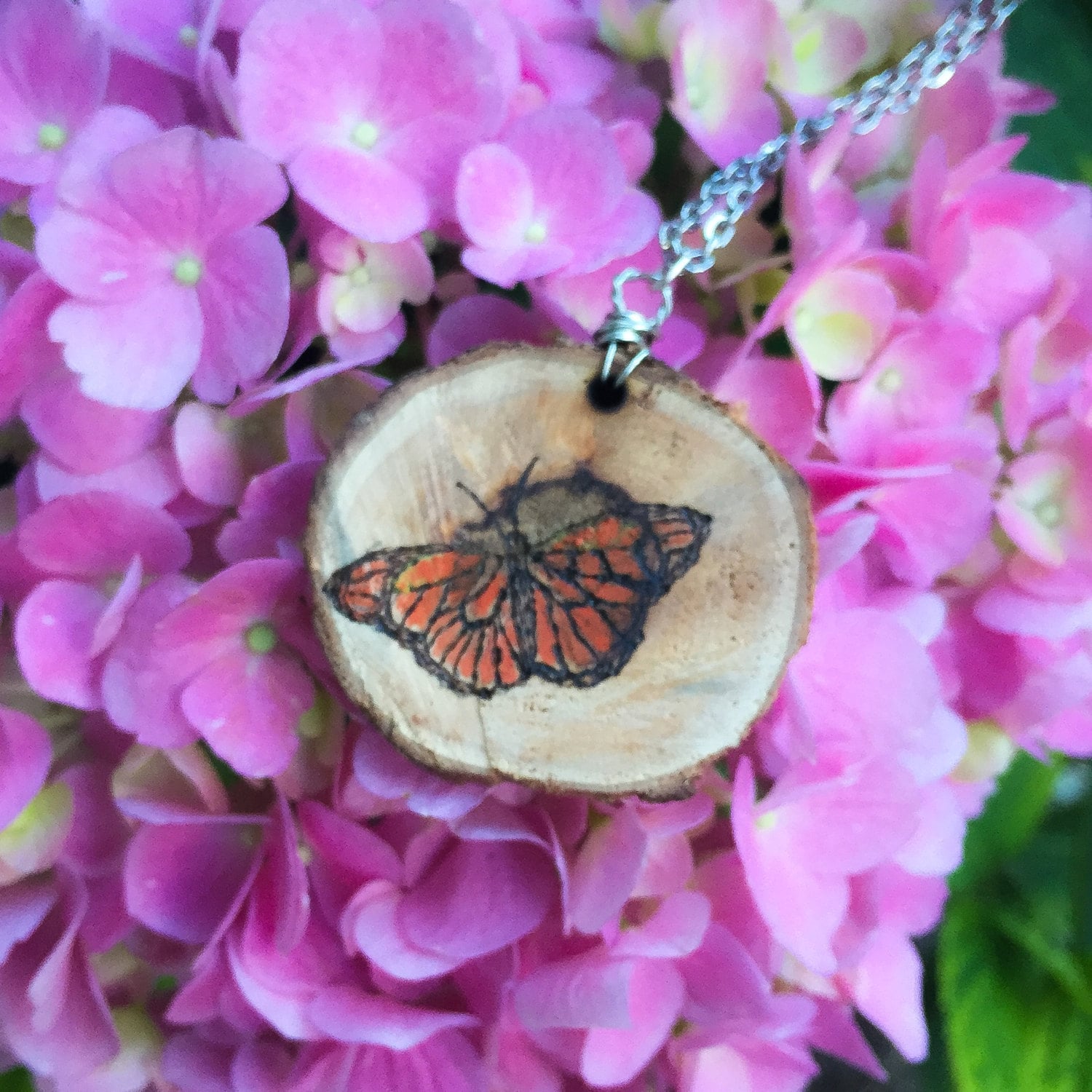 Holz-Verbrannte Schmetterling Collier Holz-Verbrannte Schmetterling Collier von MadeByMills