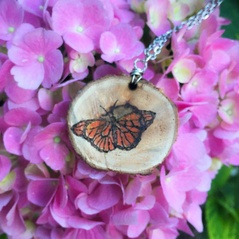 Holz-Verbrannte Schmetterling Collier von MadeByMills