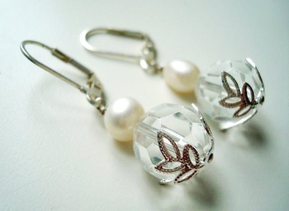 Schöne Kristall Und Süßwasser Perlen Ohrringe von MadeByMills