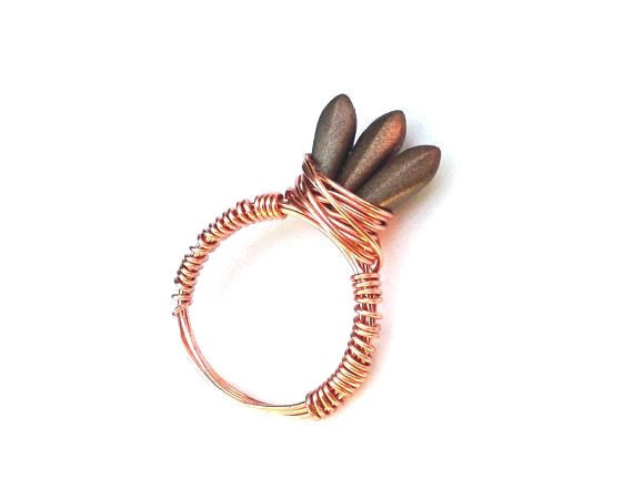 Schöne Olivgrün "Feather" Ring in Rotgold Schöne Olivgrün "Feather" Ring in Rotgold von MadeByMills