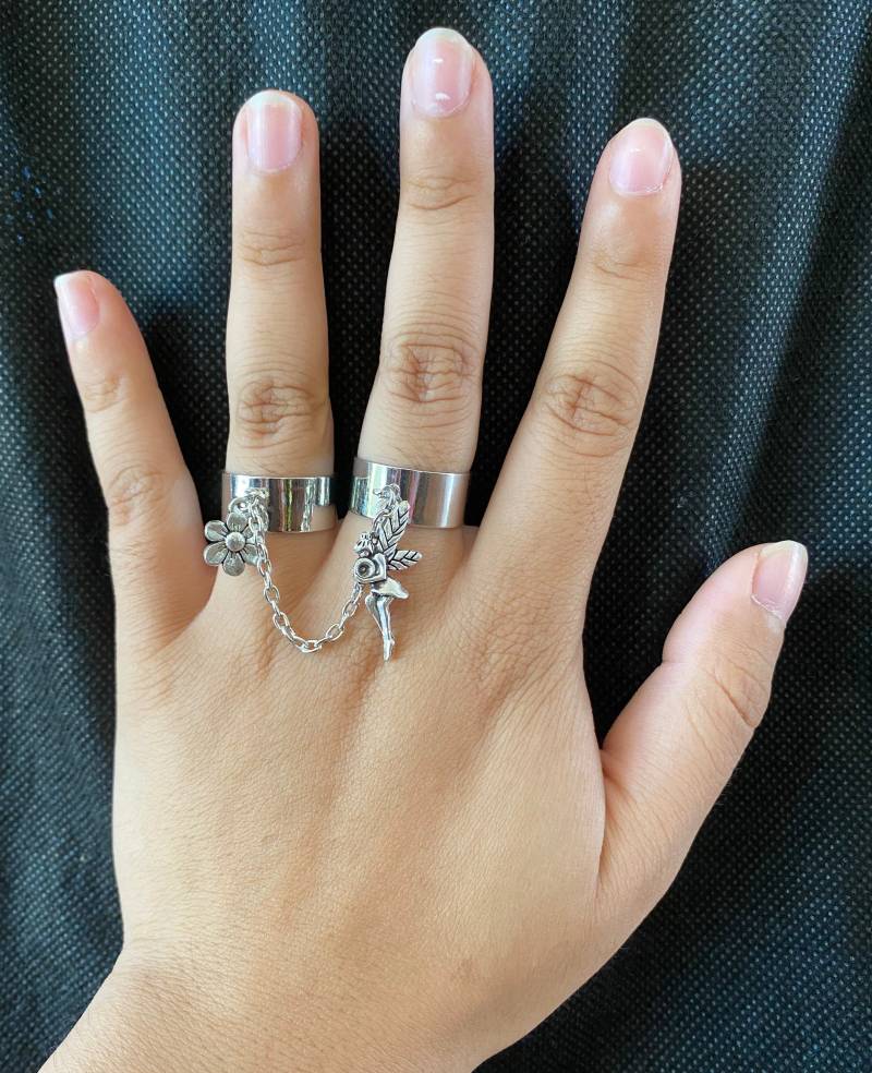 Handgemachte Kette Verbundene Ringe | Blumen Und Fee Charm Verstellbare Manschette von MadeByMiyamoto