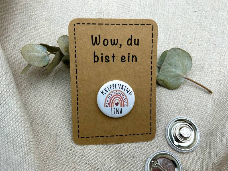 Anstecker Krippenkind - 32mm Regenbogen Personalisiert | Geschenk Krippenstart Button Mit Name Magnet Oder Nadel Tagesmutter von MadeByMoschi