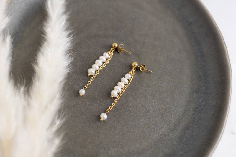 Handgemachte Hängeohrringe Aus Zarten Süßwasserperlen Und Edelstahlkette, Perlenohrringe Hängend Lang, Madebyresa von MadeByResa