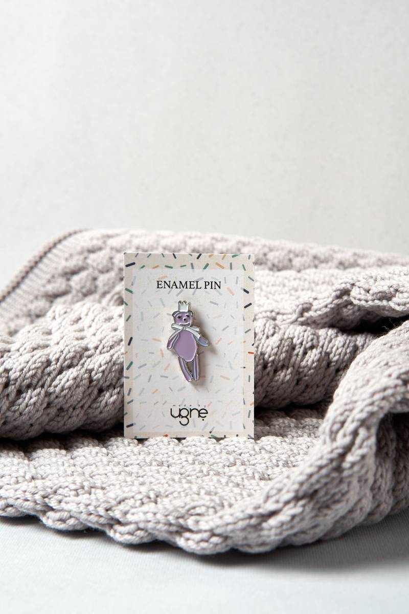 Krönte Lila Bär Enamel Pin, Teddy Liebhaber Geschenk, Valentine Es Kids, Fashion Lapel Fun Niedliche Tier Woodland Pin von MadeByUgne