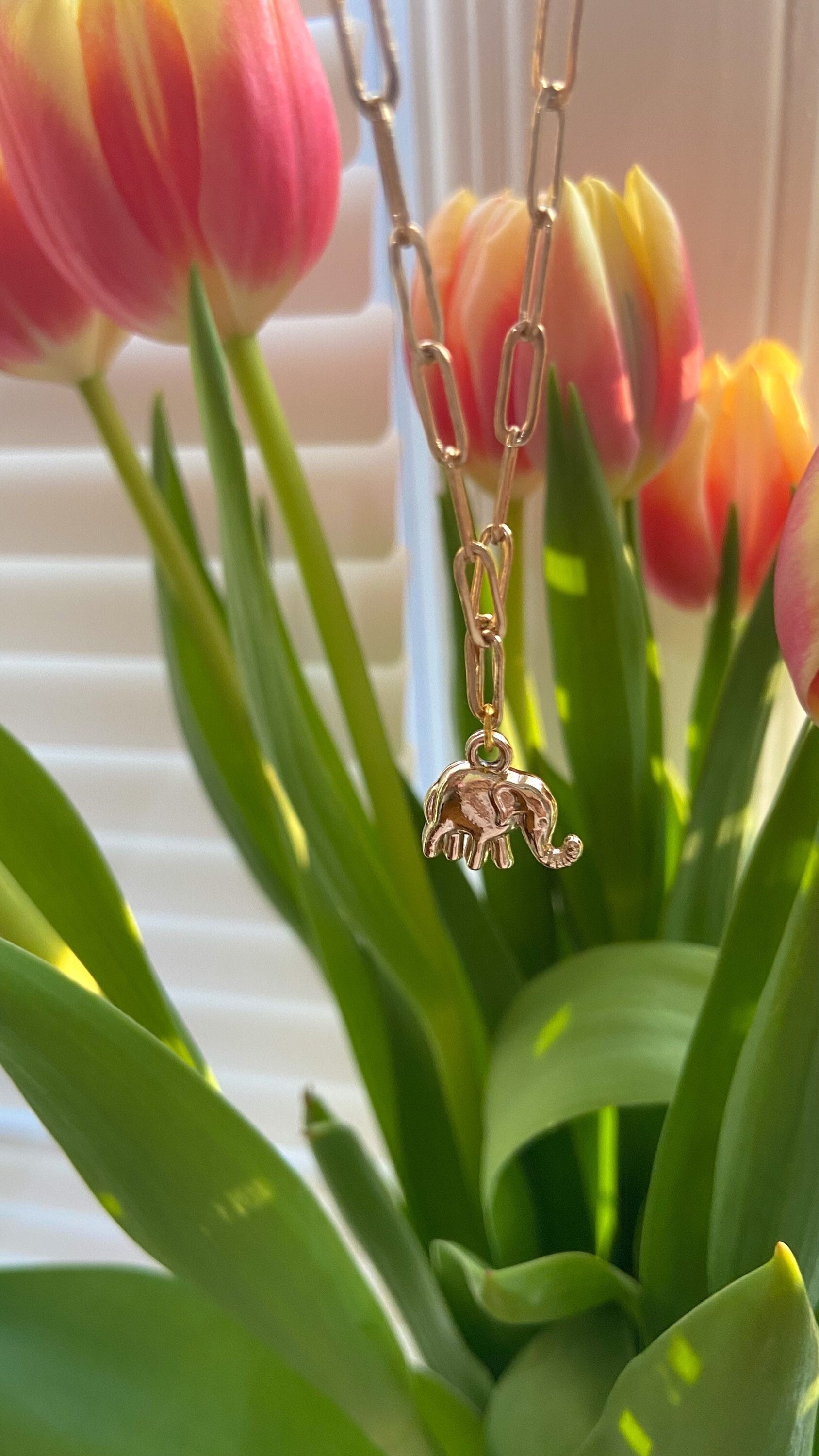 Gold Elefant Charm Halskette Geschenke Für Teenager Mädchen, Schmuck Süße 16, Stapelbare Alltagskette von MadeByZoeStudio