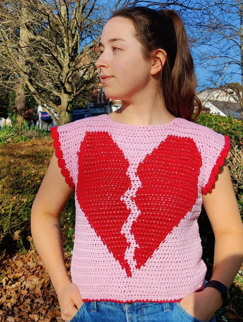 Gehäkelte Pullover Weste Mit Kaputtem Herz Design in Rot & Pink - Handgemachte Häkelweste, Häkeltop, Häkelpullover Bunt Unikat Made Uk von MadeByyFrolic