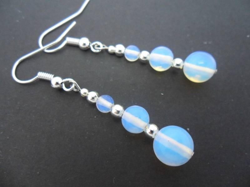Ein Paar Ziemlich Dangly Opalite Bead Ohrringe Ein Paar Ziemlich Dangly Opalite Bead Ohrringe von MadeInEngland63