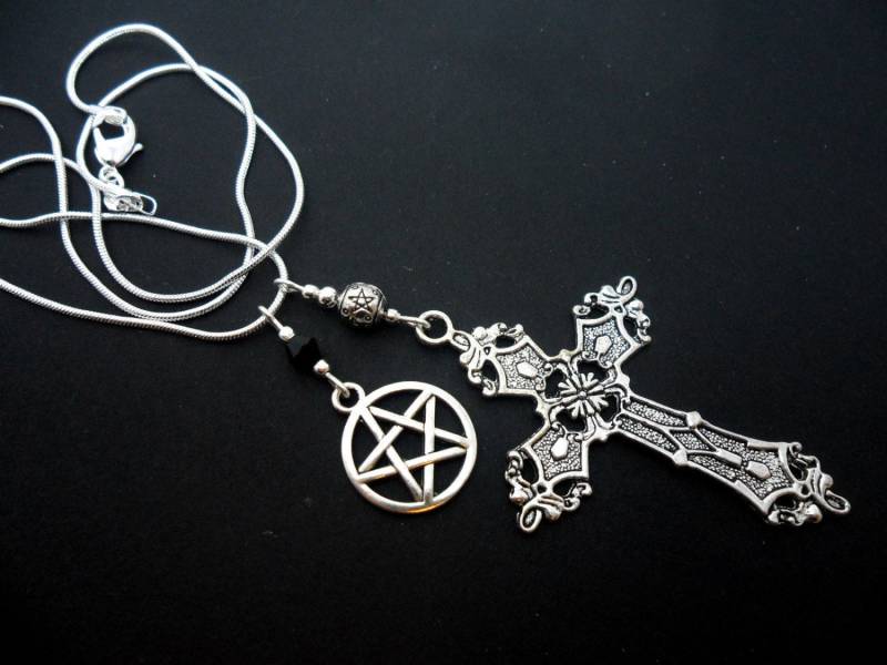 Ein Schönes Kreuz Und Pentagram/Pentangle Charme Tibetan Silber Hängende Halskette Ein Schönes Kreuz Und Pentagram/Pentangle Charme Tibetan Silber Hängende Halskette von MadeInEngland63