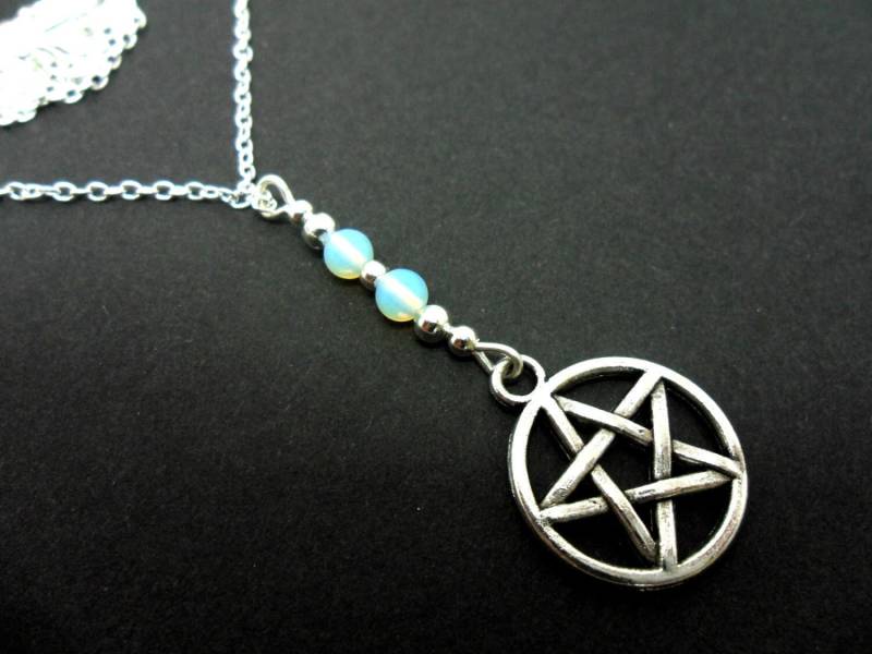 Ein Wunderschöner Kleiner Opalith Perlen Pentagramm/Pentangle Charm Tibetsilber Anhänger Halskette Ein Wunderschöner Kleiner Opalith Perlen Pentagramm/Pentangle Charm Tibetsilber Anhänger Halskette von MadeInEngland63