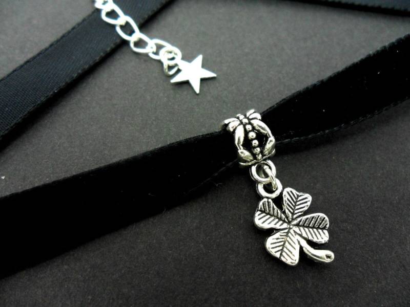 Eine Damen/Mädchen Schwarz Samt 10mm | Halbe Zoll Halsband Vier Kleeblatt Charme Halskette von MadeInEngland63