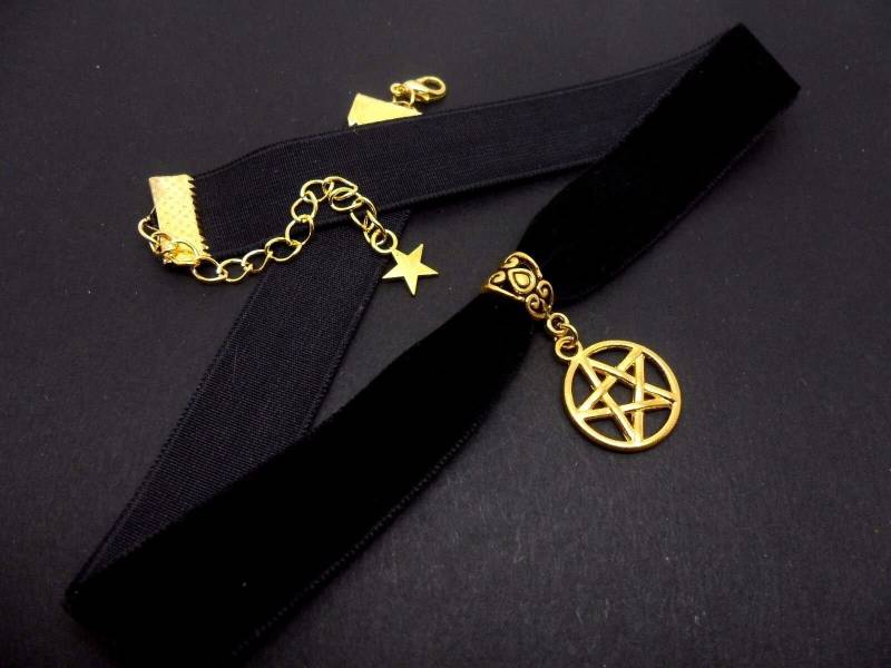 Eine Damen/Mädchen Schwarz Samt & Gold Farbe 16mm | 1" Halsband Pentagramm Pentangle Halskette von MadeInEngland63