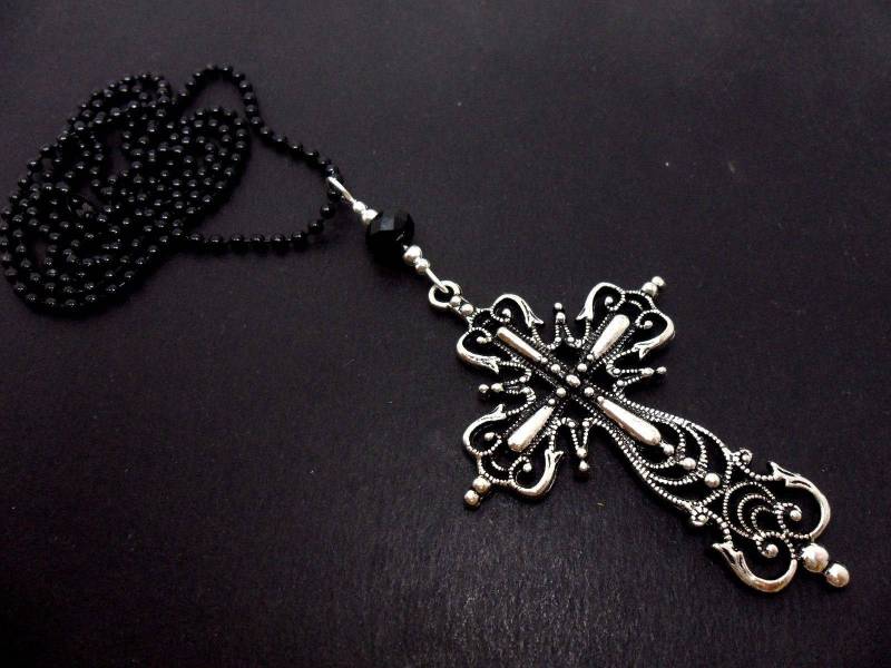 Eine Große Metall-Kreuz Und Schwarze Kugel-Kette Langen Anhänger Madonna-Halskette. 66cm Kette Eine Große Metall-Kreuz Und Schwarze Kugel-Kette Langen Anhänger Madonna-Halskette. 66cm Kette von MadeInEngland63