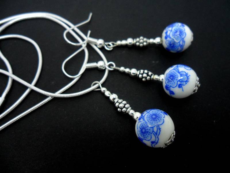 Eine Handgefertigte Blaue Und Weiße Porzellan-Halskette Ohrringe Set Eine Handgefertigte Blaue Und Weiße Porzellan-Halskette Ohrringe Set von MadeInEngland63