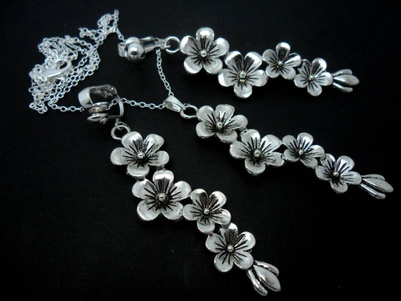 Eine Handgefertigte Blume Themen Halskette Und Clip Auf Ohrring-Set Eine Handgefertigte Blume Themen Halskette Und Clip Auf Ohrring-Set von MadeInEngland63