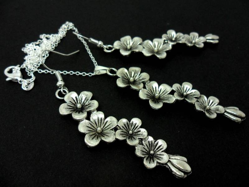 Eine Handgefertigte Blumenkette Und Ohrringe Eine Handgefertigte Blumenkette Und Ohrringe von MadeInEngland63