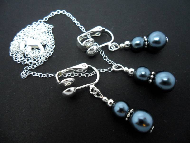 Eine Handgefertigte Dunkel Grau Glas Perlen Kette Und Clip Am Ohrring Set Eine Handgefertigte Dunkel Grau Glas Perlen Kette Und Clip Am Ohrring Set von MadeInEngland63