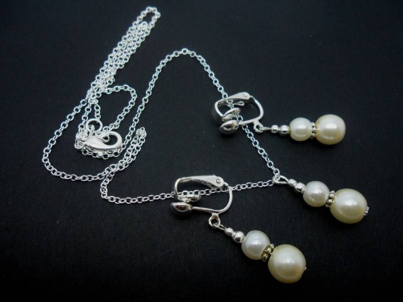 Eine Handgefertigte Elfenbeinfarbene Glasperlen Halskette Und Clip-Ohrring-Set Eine Handgefertigte Elfenbeinfarbene Glasperlen Halskette Und Clip-Ohrring-Set von MadeInEngland63