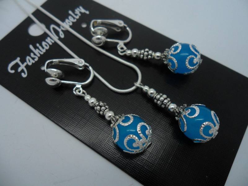 Eine Handgefertigte Himmelblauen Jade Halskette Und Clip Am Ohrring-Set Eine Handgefertigte Himmelblauen Jade Halskette Und Clip Am Ohrring-Set von MadeInEngland63