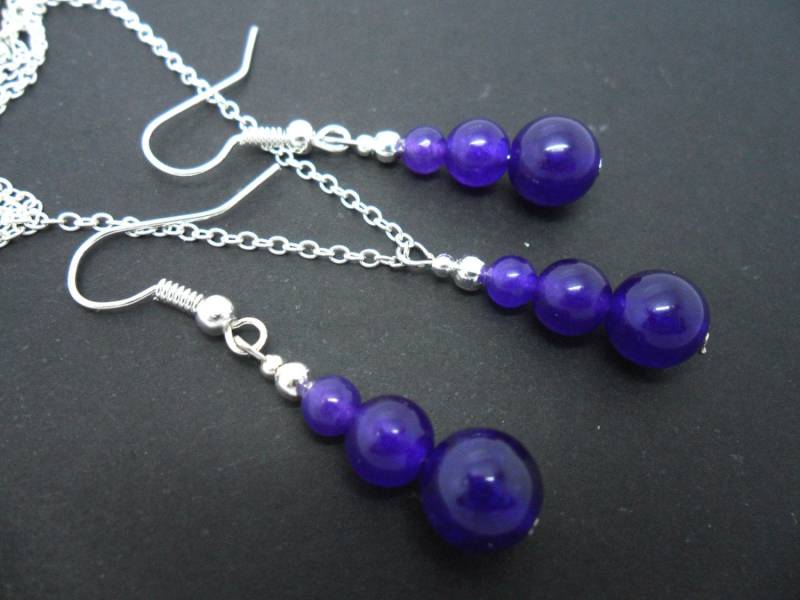 Eine Handgefertigte Lila Jade Perlen Halskette Und Ohrring-Set Eine Handgefertigte Lila Jade Perlen Halskette Und Ohrring-Set von MadeInEngland63
