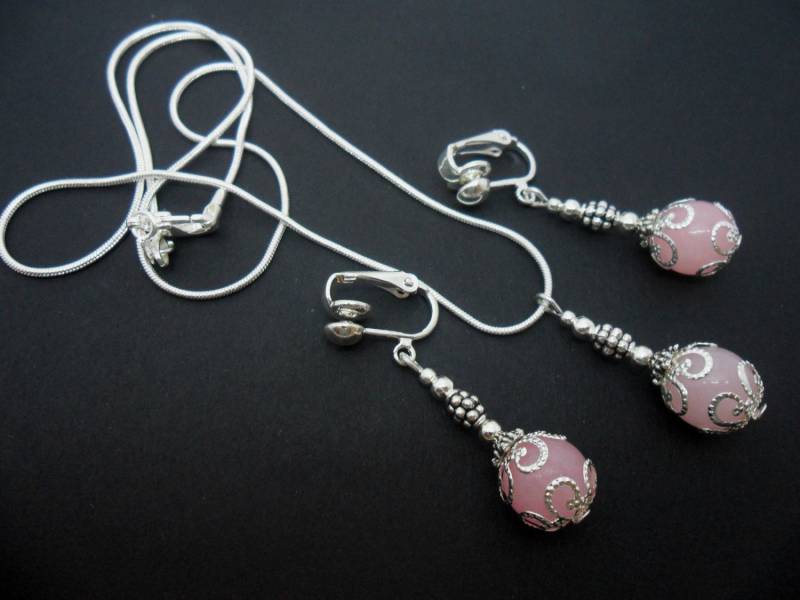 Eine Handgefertigte Rosa Jade Perlen Halskette Und Clip Am Ohrring Set Eine Handgefertigte Rosa Jade Perlen Halskette Und Clip Am Ohrring Set von MadeInEngland63