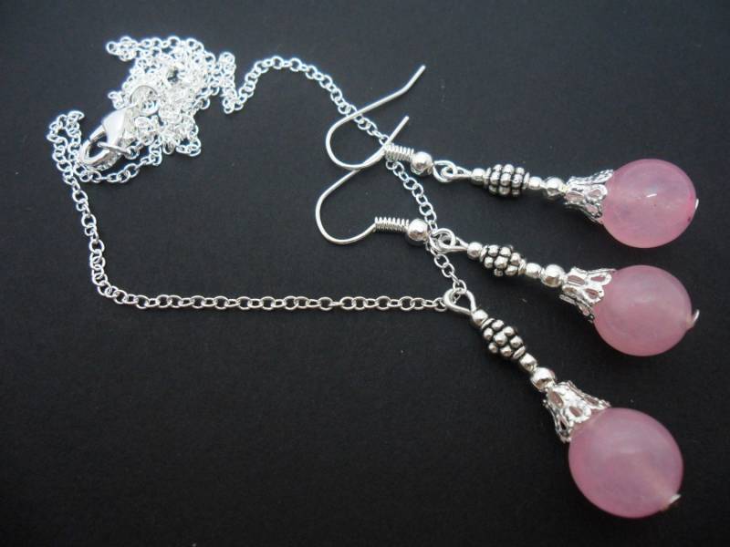 Eine Handgefertigte Rosa Jade Perlen Halskette Und Ohrringe Set Eine Handgefertigte Rosa Jade Perlen Halskette Und Ohrringe Set von MadeInEngland63