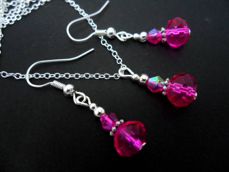 Eine Handgefertigte Rosa Kristall Halskette Und Ohrringe Set von MadeInEngland63