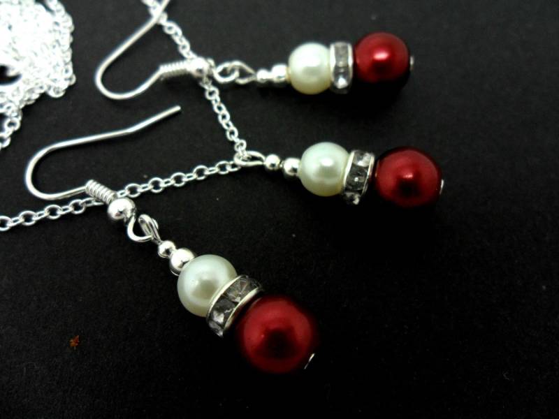 Eine Handgefertigte Rote Und Elfenbeinfarbene Glasperlenkette Ohrringe Eine Handgefertigte Rote Und Elfenbeinfarbene Glasperlenkette Ohrringe von MadeInEngland63