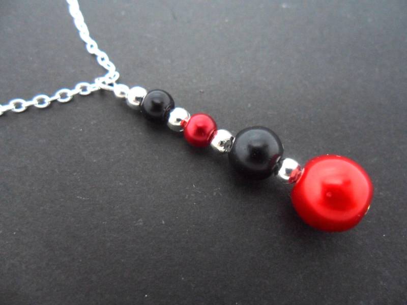 Eine Handgefertigte Rote Und Schwarze Glas Perle Anhänger Halskette Eine Handgefertigte Rote Und Schwarze Glas Perle Anhänger Halskette von MadeInEngland63