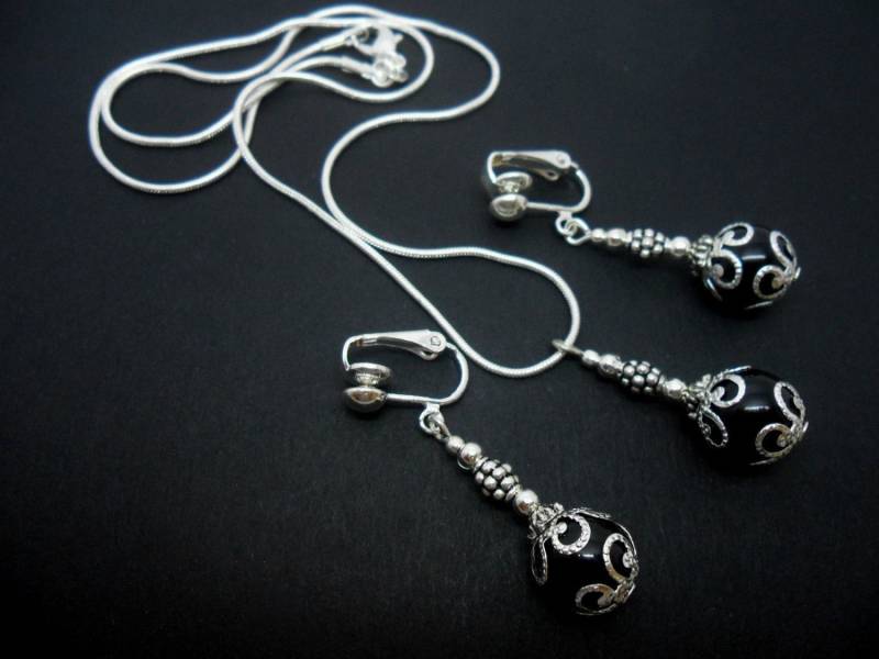 Eine Handgefertigte Schwarze Onyx Perlenkette Und Clip-Ohrring-Set von MadeInEngland63