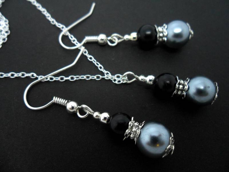 Eine Handgefertigte Schwarze Und Graue Glas Perle Halskette Ohrringe Set Eine Handgefertigte Schwarze Und Graue Glas Perle Halskette Ohrringe Set von MadeInEngland63