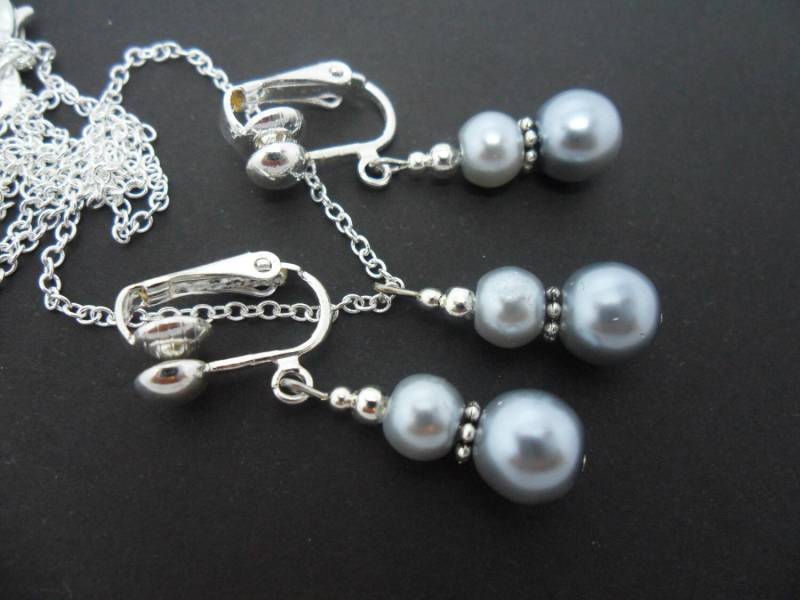 Eine Handgefertigte Silber Grau Glas Perlen Kette Und Clip Am Ohrring-Set von MadeInEngland63