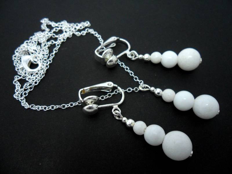 Eine Handgefertigte Weiße Jade Perlen Halskette Und Clip Am Ohrring Set Eine Handgefertigte Weiße Jade Perlen Halskette Und Clip Am Ohrring Set von MadeInEngland63
