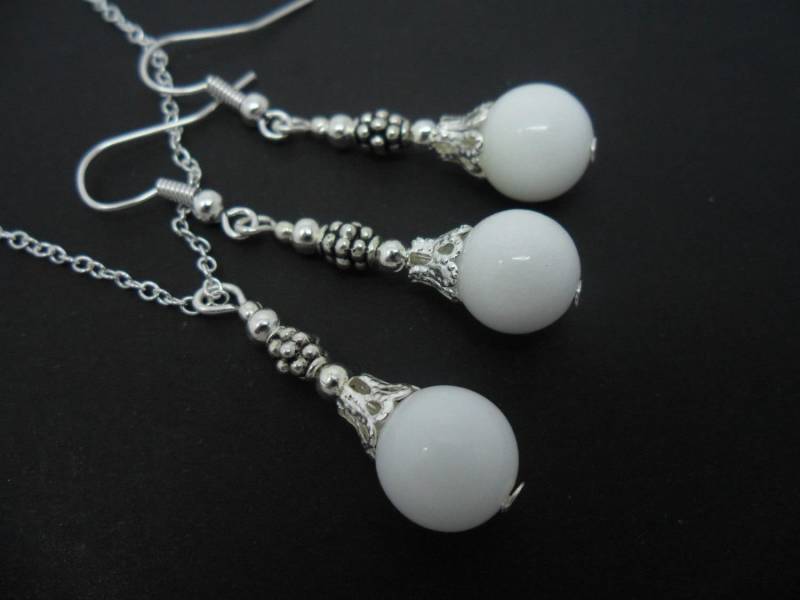 Eine Handgefertigte Weiße Jade Perlen Halskette Und Ohrringe Set Eine Handgefertigte Weiße Jade Perlen Halskette Und Ohrringe Set von MadeInEngland63