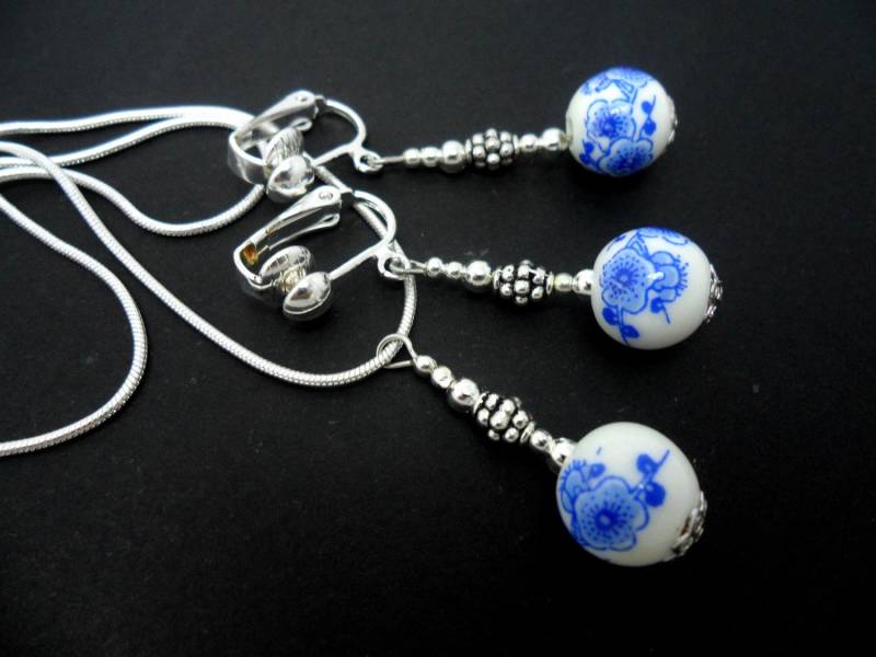 Eine Handgemachte Blaue Und Weiße Porzellan Perlen Halskette Clips Auf Ohrring-Set Eine Handgemachte Blaue Und Weiße Porzellan Perlen Halskette Clips Auf Ohrring-Set von MadeInEngland63