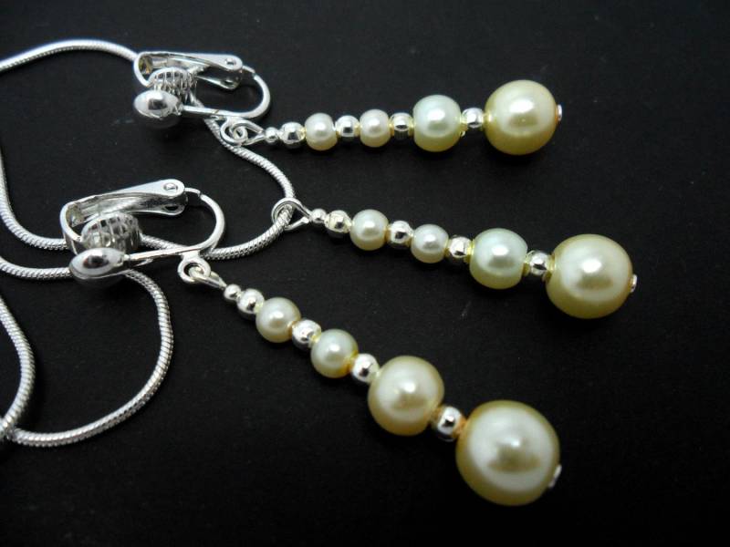 Eine Handgemachte Elfenbein Farbe Glas Perlen Kette Und Clip Am Ohrring Set von MadeInEngland63