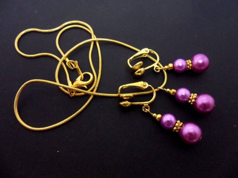 Eine Handgemachte Goldton Lila Glasperlen Kette Und Clip Am Ohrring Set Eine Handgemachte Goldton Lila Glasperlen Kette Und Clip Am Ohrring Set von MadeInEngland63