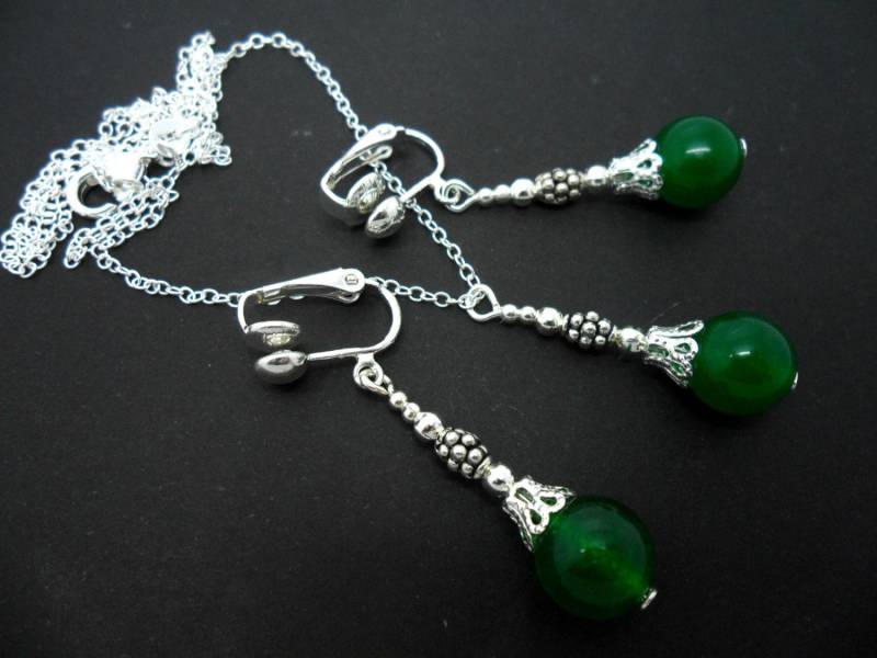 Eine Handgemachte Grüne Jade Perlen Halskette Und Clips Auf Ohrring-Set von MadeInEngland63