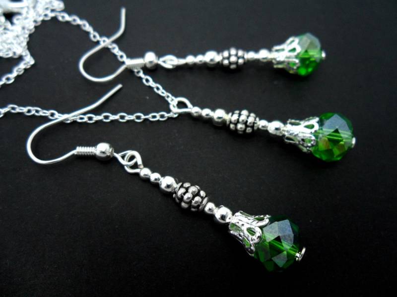 Eine Handgemachte Grüne Kristallperlenkette Und Ohrring Set. 18-Zoll-Kette Eine Handgemachte Grüne Kristallperlenkette Und Ohrring Set. 18-Zoll-Kette von MadeInEngland63