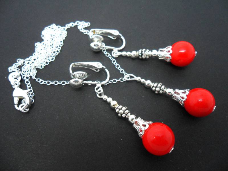Eine Handgemachte Halskette Und Ohrclip Aus Roter Koralle Oder Weißer Jade Eine Handgemachte Halskette Und Ohrclip Aus Roter Koralle Oder Weißer Jade von MadeInEngland63