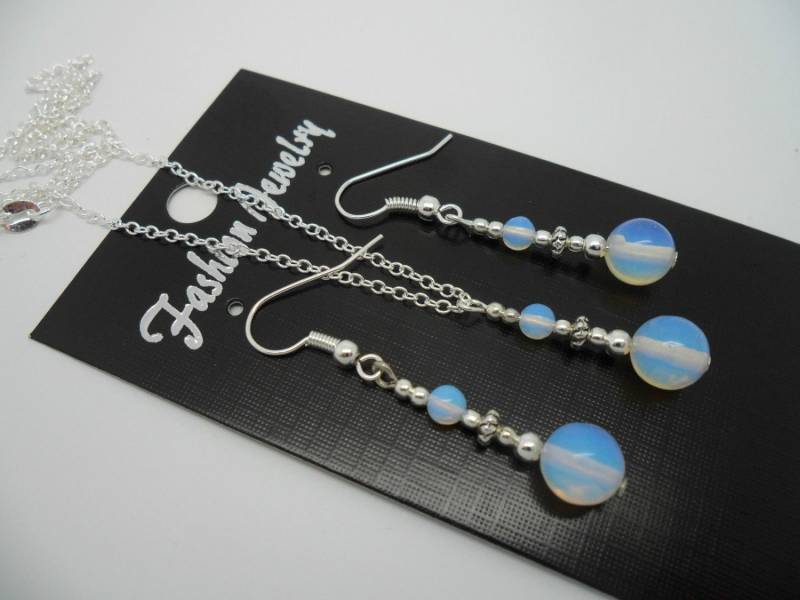 Eine Handgemachte Opalit Perle Halskette Und Ohrringe Set Eine Handgemachte Opalit Perle Halskette Und Ohrringe Set von MadeInEngland63