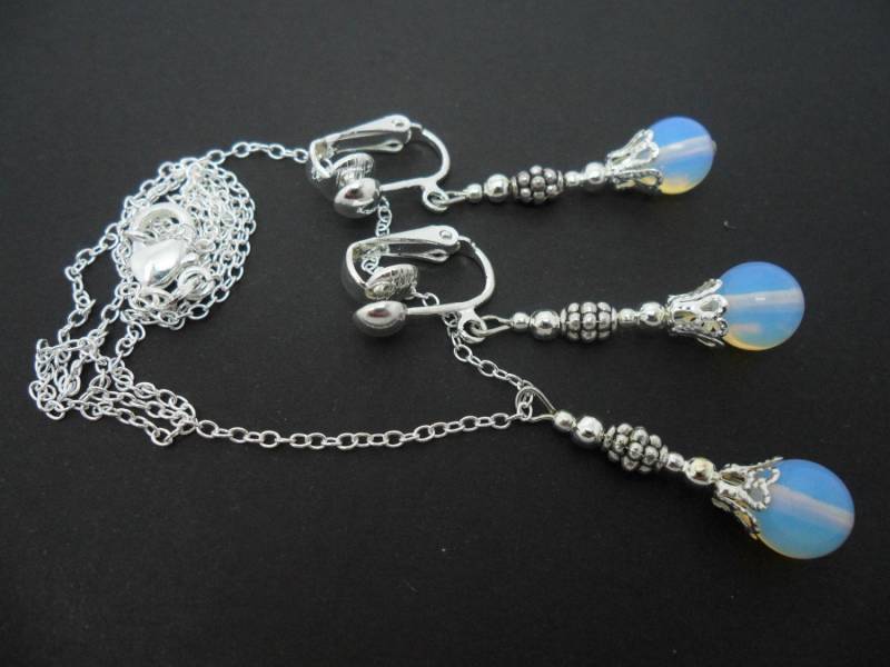 Eine Handgemachte Opalith Perle Halskette Und Clips Auf Ohrring-Set von MadeInEngland63