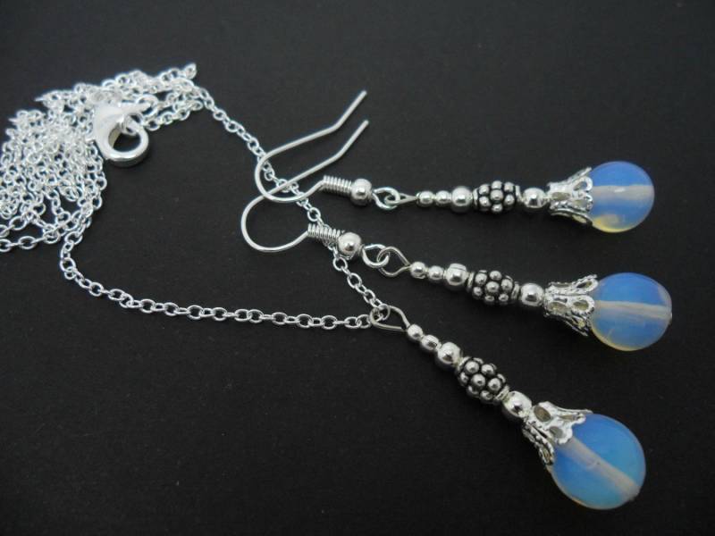 Eine Handgemachte Opalith Perle Halskette Und Ohrringe Set Eine Handgemachte Opalith Perle Halskette Und Ohrringe Set von MadeInEngland63