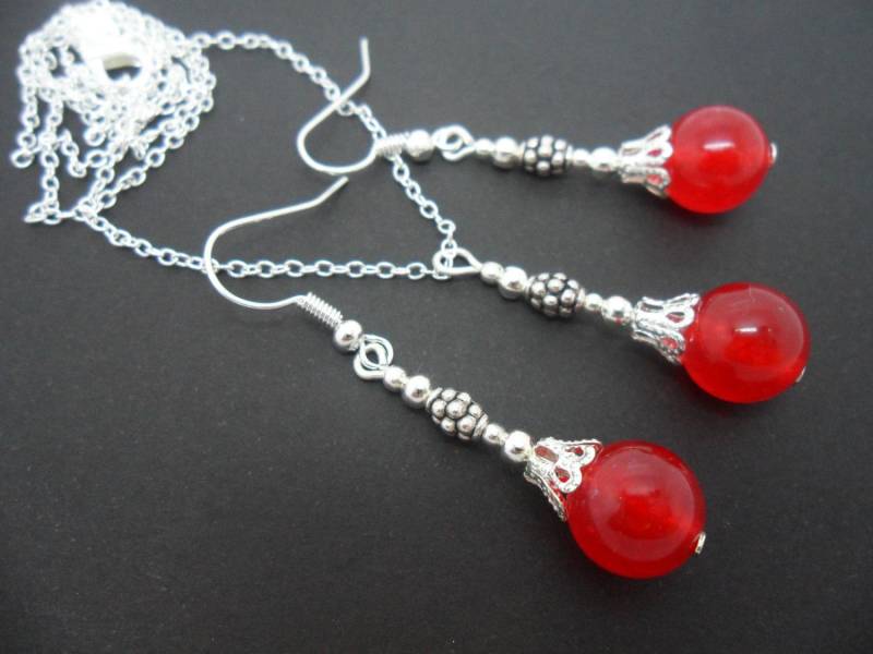 Eine Handgemachte Rote Jade Halskette Und Ohrringe Set Eine Handgemachte Rote Jade Halskette Und Ohrringe Set von MadeInEngland63