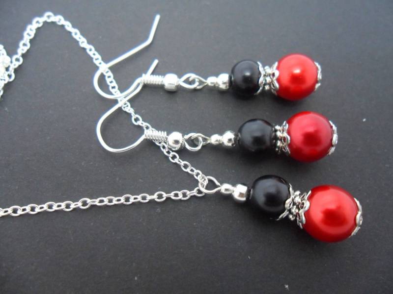 Eine Handgemachte Rote Und Schwarze Glasperlen Halskette Ohrringe Eine Handgemachte Rote Und Schwarze Glasperlen Halskette Ohrringe von MadeInEngland63
