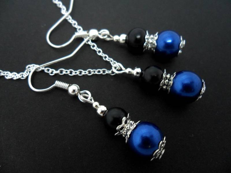 Eine Handgemachte Schwarz/Blauen Glasperlen Perlen Halskette Und Ohrringe Set Eine Handgemachte Schwarz/Blauen Glasperlen Perlen Halskette Und Ohrringe Set von MadeInEngland63